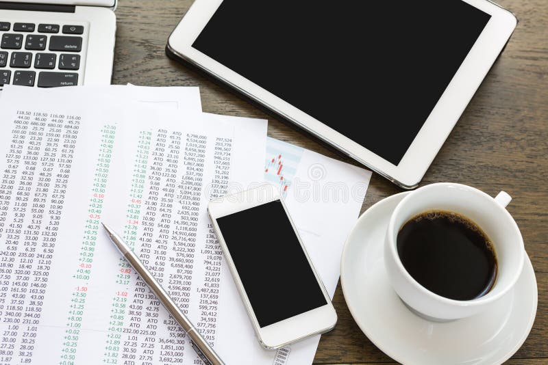 Laptop, tablet, smartphone en koffiekop met financiële docume stock afbeeldingen Laptop, tablet, smartphone en koffiekop met financiële docume stock afbeeldingen