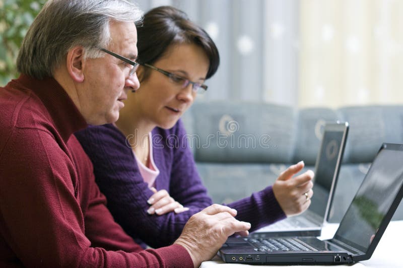 Žena, doučovanie starší muž, ako používať prenosný počítač.