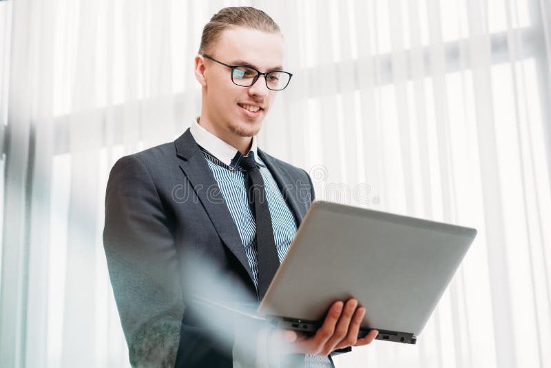 Laptop van de bedrijfsmensen videovraag Webmededeling stock fotografie