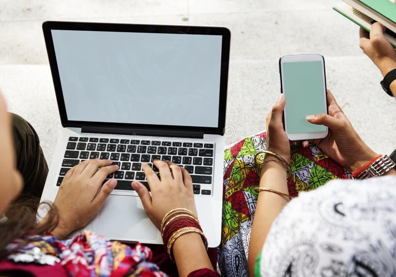Laptop van de mensenverbinding Mobiel Telefoonexemplaar Ruimtespot op Concept royalty-vrije stock afbeelding Laptop van de mensenverbinding Mobiel Telefoonexemplaar Ruimtespot op Concept royalty-vrije stock afbeelding