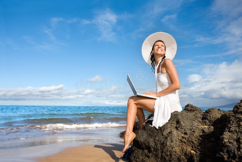 Laptop van de vrouw strand stock afbeelding Laptop van de vrouw strand stock afbeelding