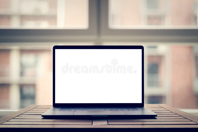 Laptop z pustym ekranem na stole w nowożytnym loft fotografia stock