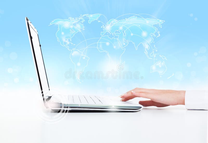 LaptopGeschäftsfrau-Handnotenauflage lizenzfreies stockfoto LaptopGeschäftsfrau-Handnotenauflage lizenzfreies stockfoto
