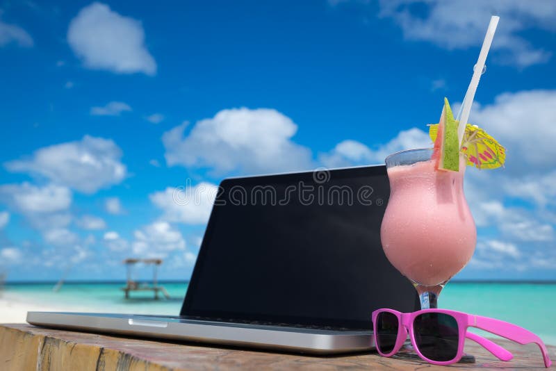 Laptopleerer bildschirm auf hölzernem Schreibtisch mit Strand Entspannen Sie sich Konzept