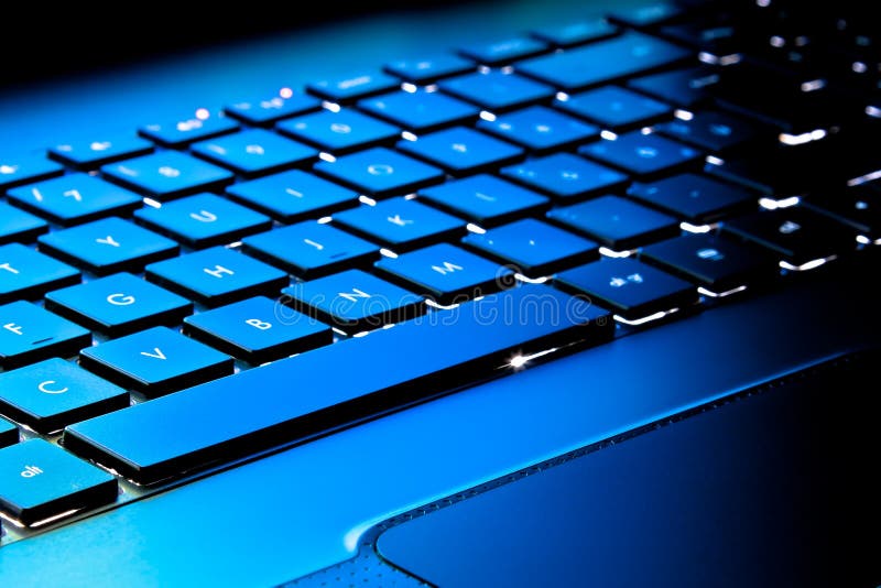 Laptoptastatur als Hintergrund tonte zum Blau stockfoto Laptoptastatur als Hintergrund tonte zum Blau stockfoto