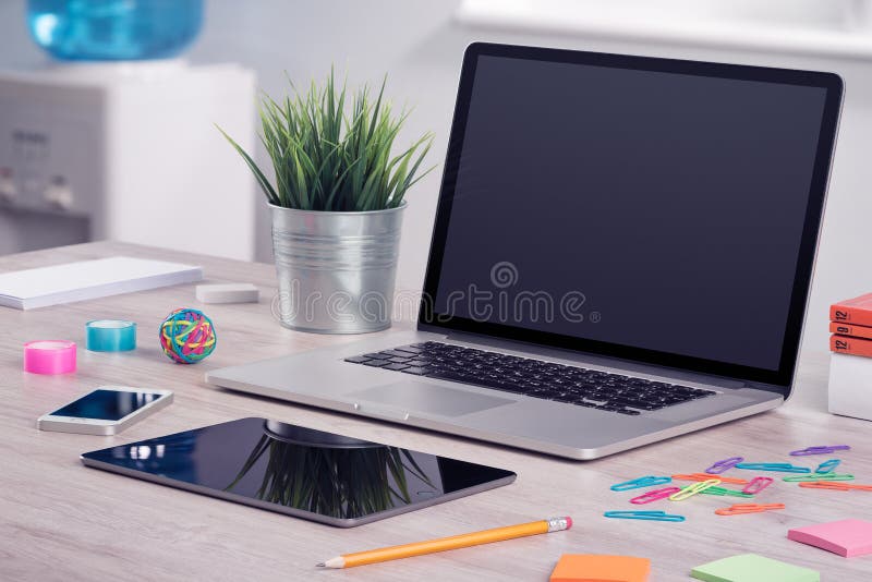 Laptopu mockup z pastylki smartphone na biurowym biurku i komputerem zdjęcia stock Laptopu mockup z pastylki smartphone na biurowym biurku i komputerem zdjęcia stock