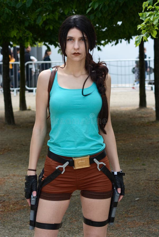 Lara Croft Asaltante entrenado para la lucha cuerpo a cuerpo de la tumba Cosplay MCM Comiccon Londres fotos de archivo Lara Croft Asaltante entrenado para la lucha cuerpo a cuerpo de la tumba Cosplay MCM Comiccon Londres fotos de archivo