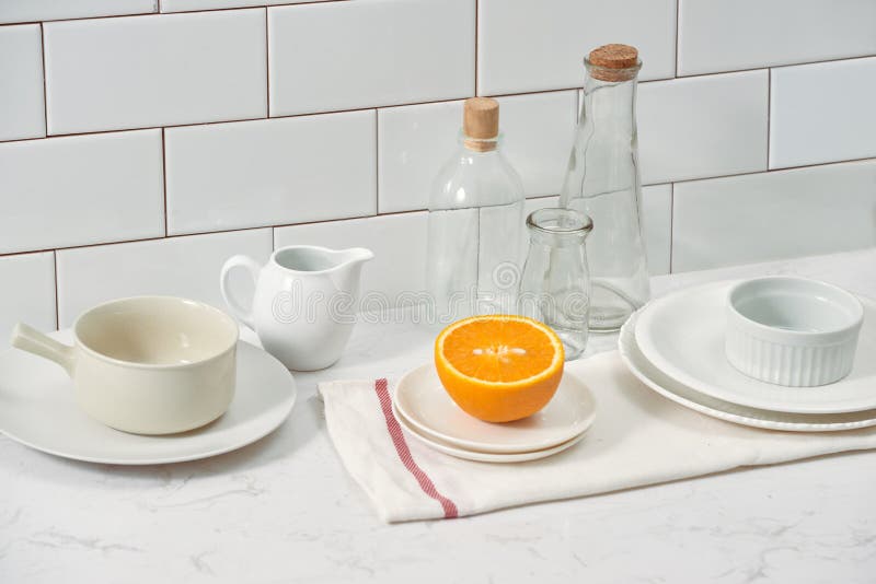 Laranja em um prato na tabela na cozinha foto de stock Laranja em um prato na tabela na cozinha foto de stock