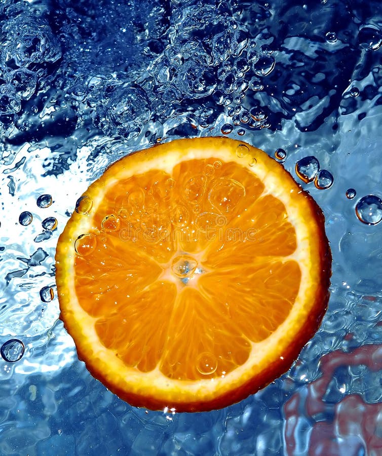Laranja fresca na água imagem de stock royalty free Laranja fresca na água imagem de stock royalty free