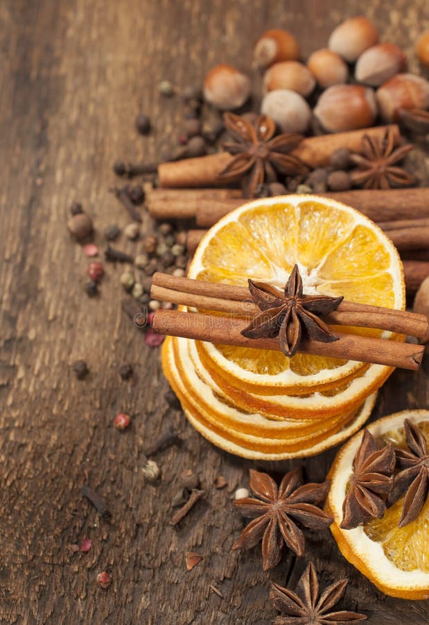 Laranja, varas de canela e anis de estrela secados fotografia de stock Laranja, varas de canela e anis de estrela secados fotografia de stock