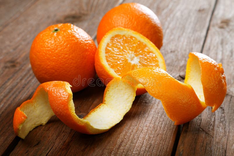 Laranjas e casca secada em uma tabela imagem de stock royalty free Laranjas e casca secada em uma tabela imagem de stock royalty free
