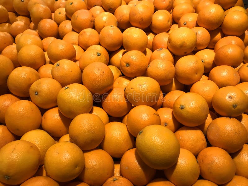 Laranjas frescas em um mercado imagem de stock Laranjas frescas em um mercado imagem de stock