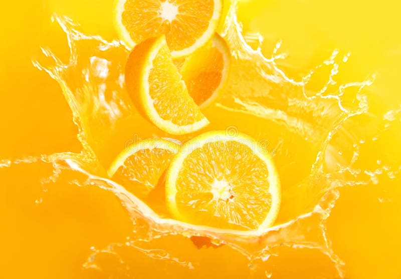 Laranjas frescas que caem no suco imagens de stock Laranjas frescas que caem no suco imagens de stock