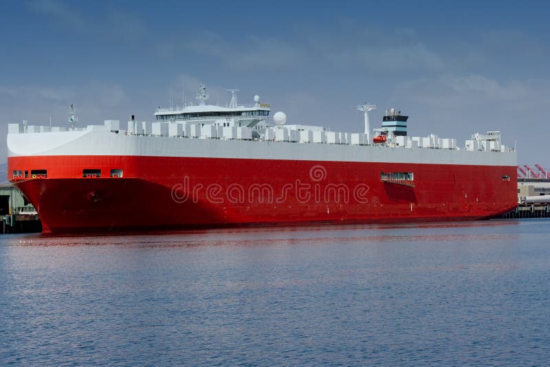 El gran  (o) auto transportador barco anclado en puerto.