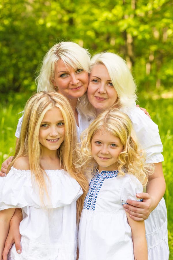 Blonde family. Блондинка с семьей. Блондинка в семейке. Блондинка в семейных труханах. Swedish Family blonde.