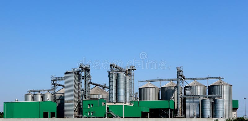Large grains storage bin system with several silos of different sizes, drying towers and distribution systems