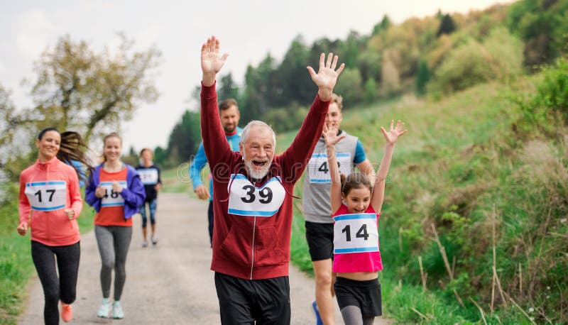 Velký skupina z aktivně více generace lidé běh závod soutěž v příroda.