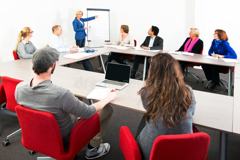 Niekoľko businesspeople stretnutí v spaceous zasadačky pre prezentáciu.