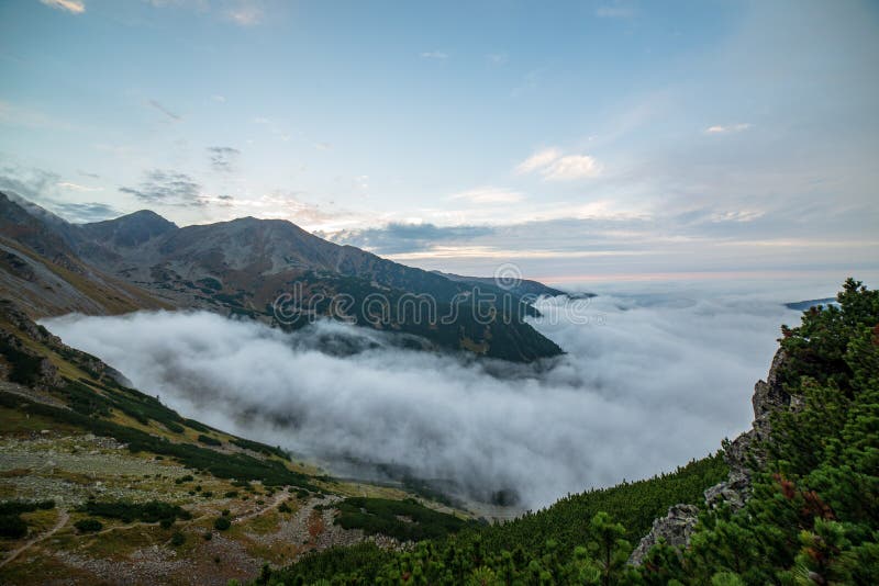 Veľký hmlový oblak stúpajúci horskou dolinou na slovensku, Tatry