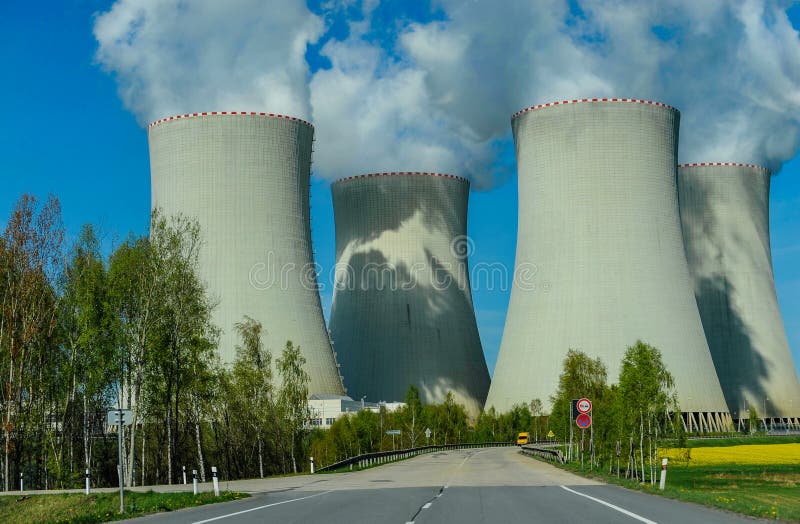 Imagen de El gran majestuosamente enfriamiento torres de fuerza energía planta en checo en Europa.