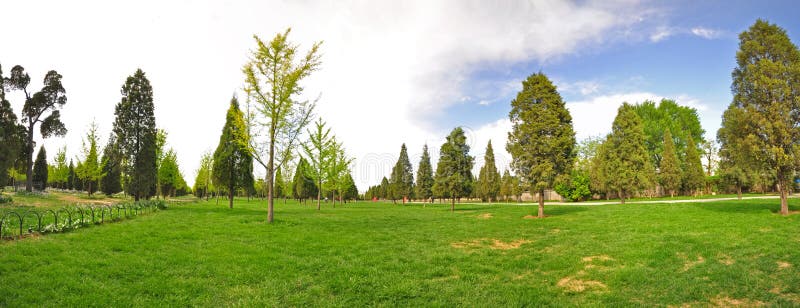 Panorama de colorido parque grande en Foto de stock 1326795362