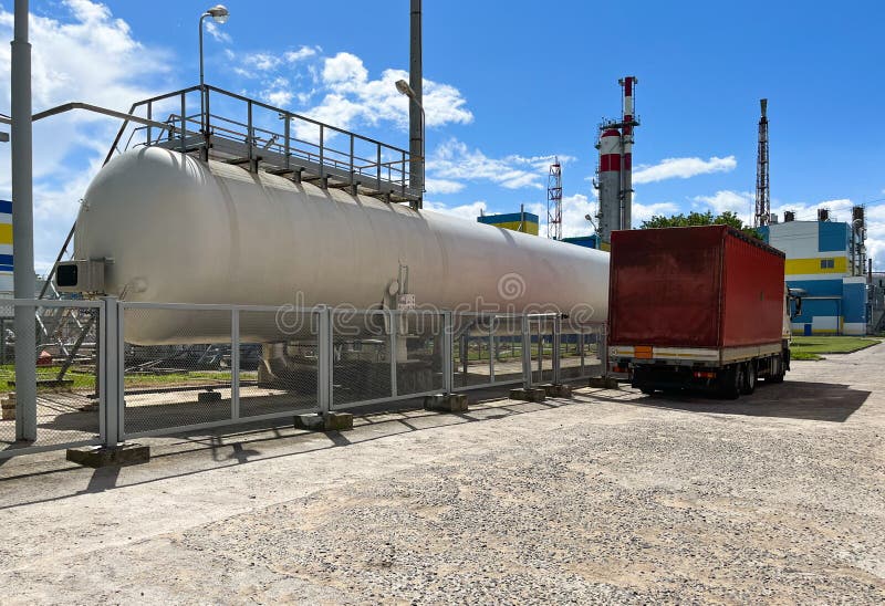 Large Storage of Liquid Nitrogen. Transportation and Delivery of