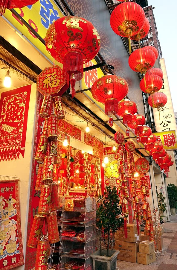 Hong Kong people buy decorations for Chinese New Year - People's Daily  Online