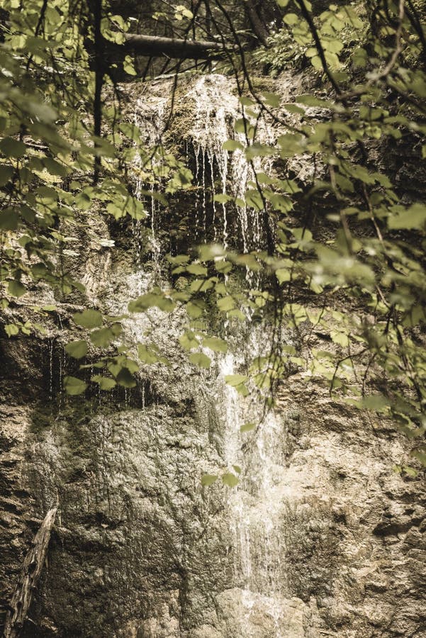 Veľký vodopád z rokliny na jeseň, dlhá expozícia s horami v pozadí. slovenský raj. sucha bela trail - vintage film