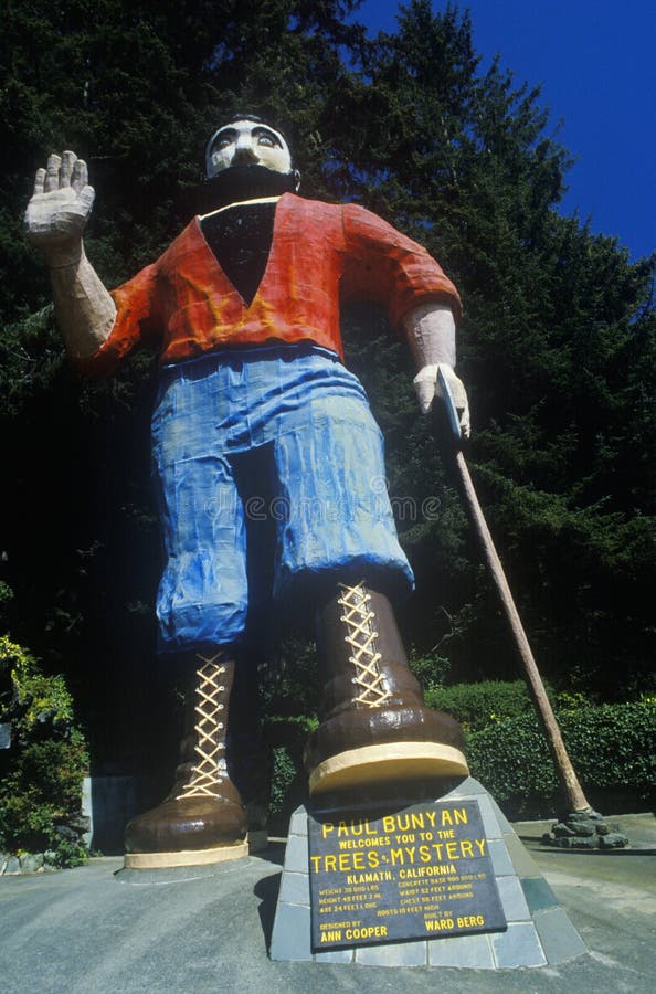 Paul Bunyan Holdign an Hot Dog Statue in the US Route 66 in Atlanta