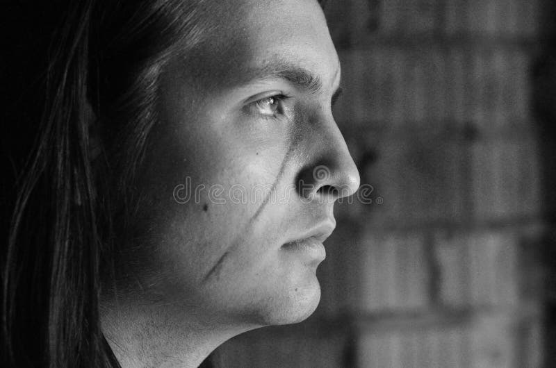 Larmad framsida av den tonårs- pojken fotografering för bildbyråer Larmad framsida av den tonårs- pojken fotografering för bildbyråer