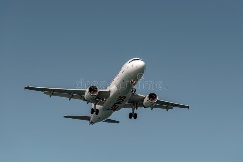 Larnaca cyprus 10 de septiembre de 2022 : airbus a320214 de las compañías aéreas austriacas que aterrizan en el aeropuerto glafcos fotografía de archivo libre de regalías