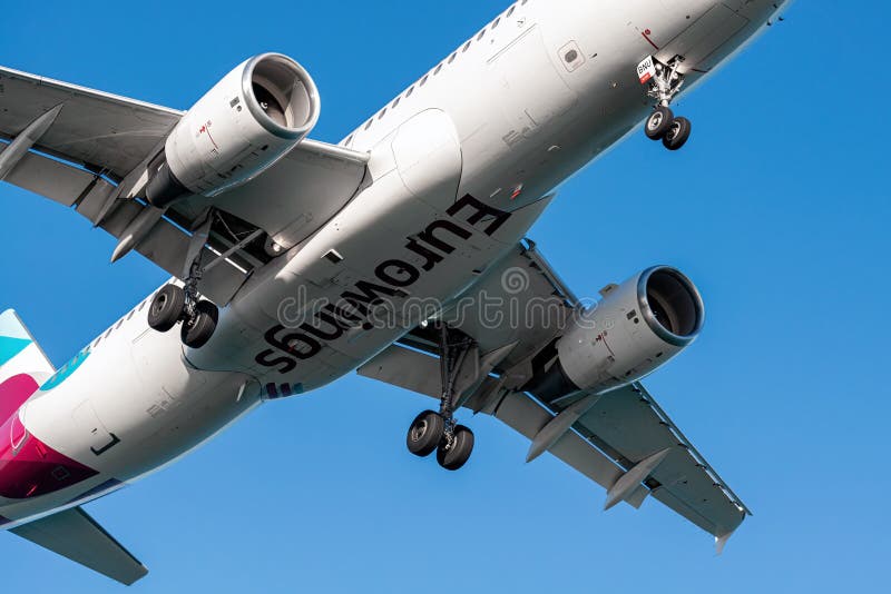 Larnaca cyprus 10 de septiembre de 2022 : cierre del airbus a320214 de las compañías aéreas austriacas que aterrizan en el aeropue imagen de archivo libre de regalías