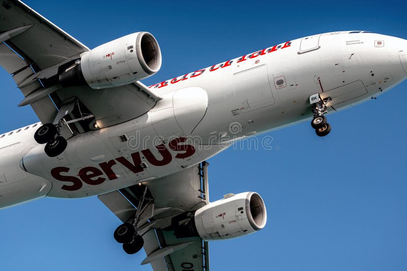 Larnaca cyprus 10 de septiembre de 2022 : cierre del airbus a320214 de las compañías aéreas austriacas que aterrizan en el aeropue imagen de archivo libre de regalías