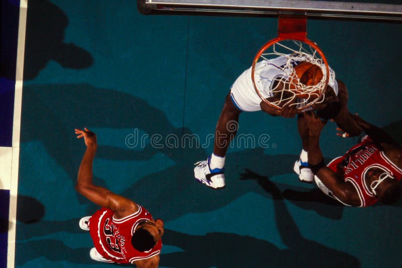 Larry Johnson dompelt tegen Horace Grant onder stock foto Larry Johnson dompelt tegen Horace Grant onder stock foto