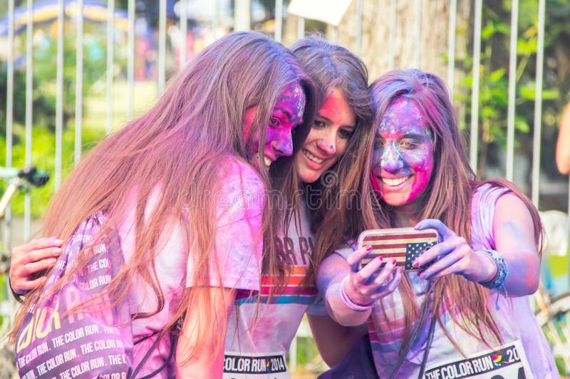 Las adolescencias toman un selfie durante el funcionamiento del color fotos de archivo