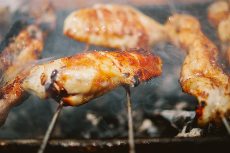 Las alas de pollo ahumadas del Bbq se cierran para arriba imagen de archivo Las alas de pollo ahumadas del Bbq se cierran para arriba imagen de archivo