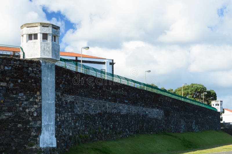 Las altas paredes de piedra de la prisión y la valla en Ponta Delgada, isla de San Miguel, Azores imágenes de archivo libres de regalías Las altas paredes de piedra de la prisión y la valla en Ponta Delgada, isla de San Miguel, Azores imágenes de archivo libres de regalías