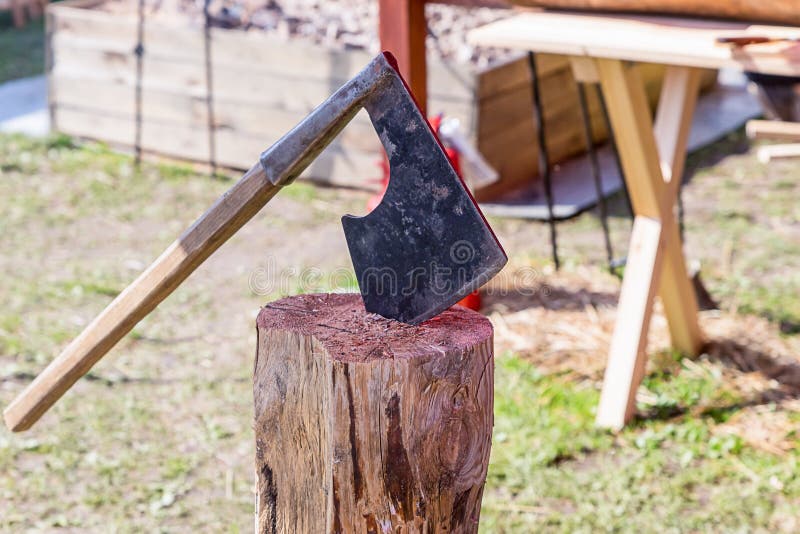 Las armas de Viking de las tradiciones luchan la cuchilla ancha del hacha que el cuadrado de madera negro de la manija pegó el to fotografía de archivo Las armas de Viking de las tradiciones luchan la cuchilla ancha del hacha que el cuadrado de madera negro de la manija pegó el to fotografía de archivo