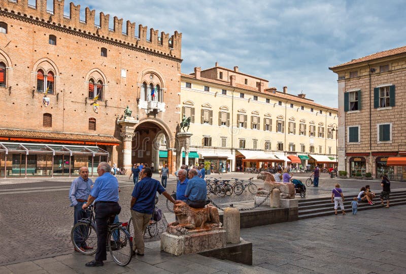 Las arquitecturas antiguas de la ciudad vieja del ` s de Ferrara imagen de archivo libre de regalías Las arquitecturas antiguas de la ciudad vieja del ` s de Ferrara imagen de archivo libre de regalías
