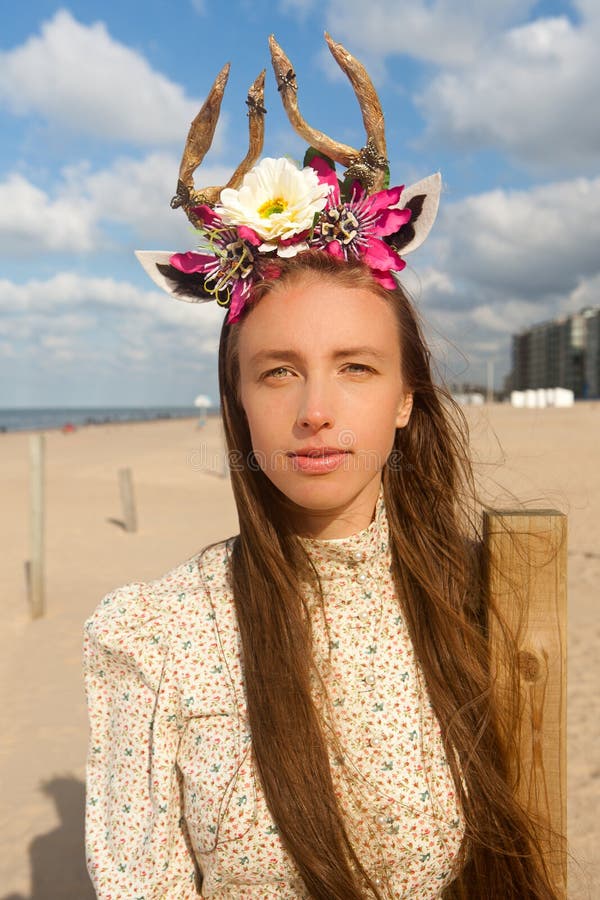 Las astas de las flores de la playa de la mujer coronan, De Panne, Bélgica imágenes de archivo libres de regalías Las astas de las flores de la playa de la mujer coronan, De Panne, Bélgica imágenes de archivo libres de regalías