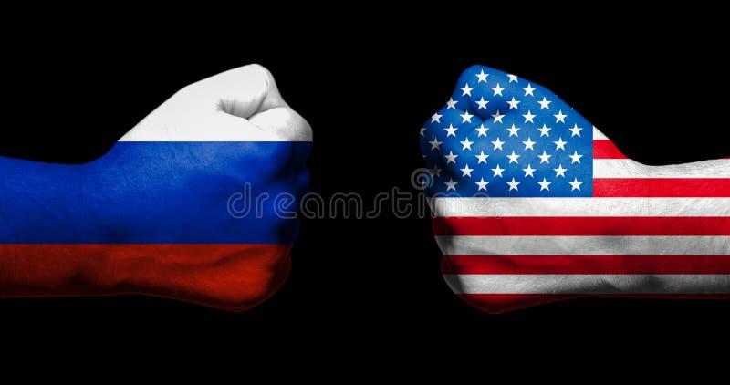 Las banderas de los E.E.U.U. y de Rusia pintados en dos apretaron los puños que se hacían frente en fondo negro/la relación tensa imagen de archivo libre de regalías Las banderas de los E.E.U.U. y de Rusia pintados en dos apretaron los puños que se hacían frente en fondo negro/la relación tensa imagen de archivo libre de regalías