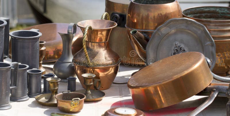 Las baratijas del cobre y de la lata se oponen en el mercado de pulgas fotografía de archivo Las baratijas del cobre y de la lata se oponen en el mercado de pulgas fotografía de archivo