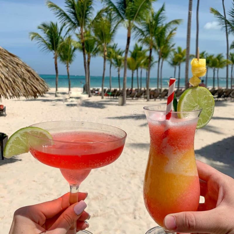 Las Bebidas Tropicales De La Playa Foto de archivo - Imagen de palma: 174950342