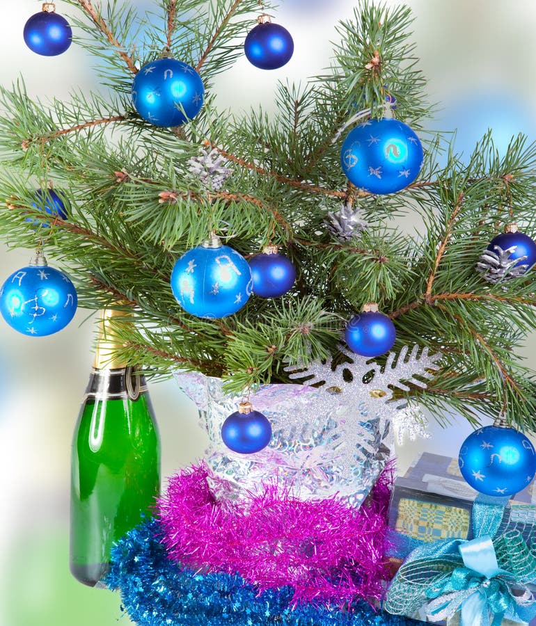Las bolas del Año Nuevo en ramas de un árbol de navidad. Aún-vida fotografía de archivo libre de regalías Las bolas del Año Nuevo en ramas de un árbol de navidad. Aún-vida fotografía de archivo libre de regalías