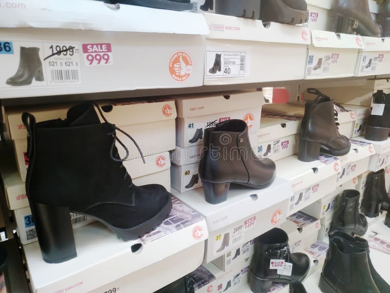 Las Botas De Cuero Negras Hembras Se Venden En La De Zapatos Imagen editorial - Imagen de vario, estilo: 174009480