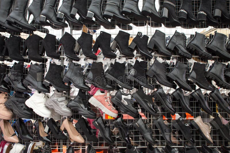 Las Botas Y Zapatillas De Mujeres Negras Chinas Se Cuelgan En Filas En El Mercado. La Venta No Es Zapatos De Mujer Calidad. Rus Imagen editorial - Imagen de encanto,