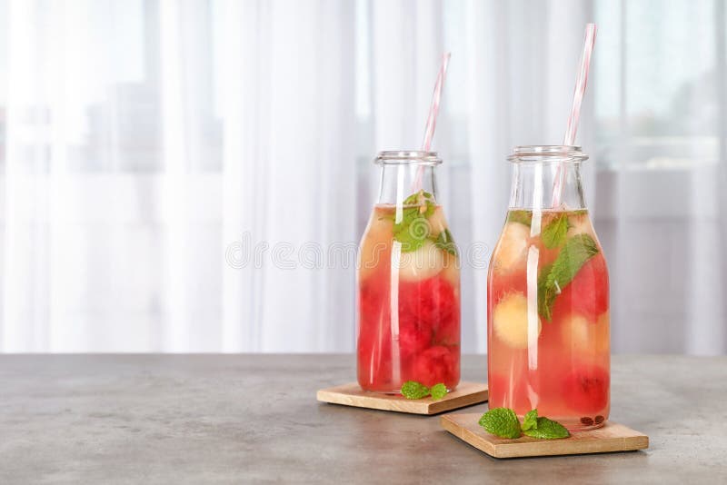 Las botellas con la bola sabrosa de la sandía y de melón beben imagenes de archivo Las botellas con la bola sabrosa de la sandía y de melón beben imagenes de archivo