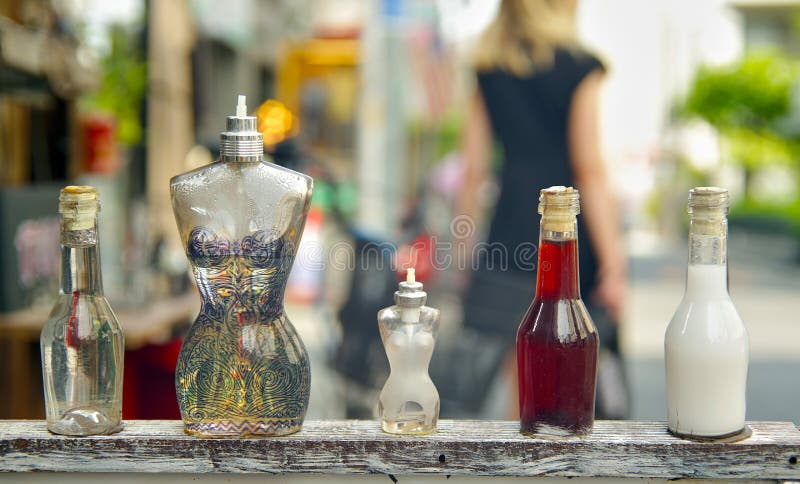 Las botellas de perfume formaron como el cuerpo femenino con a de mujer del foco fotos de archivo Las botellas de perfume formaron como el cuerpo femenino con a de mujer del foco fotos de archivo