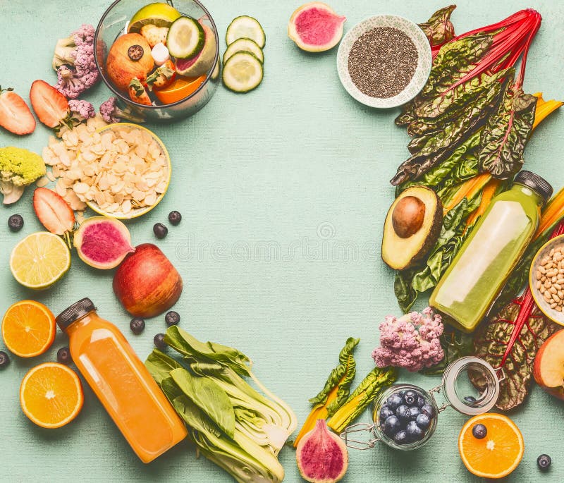 Las botellas sanas del smoothie o del jugo con las diversos frutas, verduras, bayas, semillas e ingredientes frescos de la nuez p fotografía de archivo libre de regalías Las botellas sanas del smoothie o del jugo con las diversos frutas, verduras, bayas, semillas e ingredientes frescos de la nuez p fotografía de archivo libre de regalías