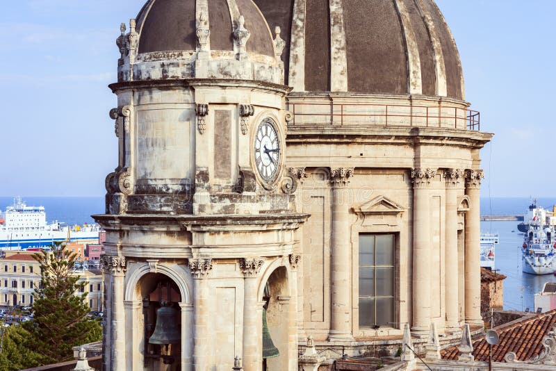 Las bóvedas de la catedral dedicaron al santo Agatha La vista de la ciudad de Catania, Sicilia, Italia imagen de archivo libre de regalías Las bóvedas de la catedral dedicaron al santo Agatha La vista de la ciudad de Catania, Sicilia, Italia imagen de archivo libre de regalías